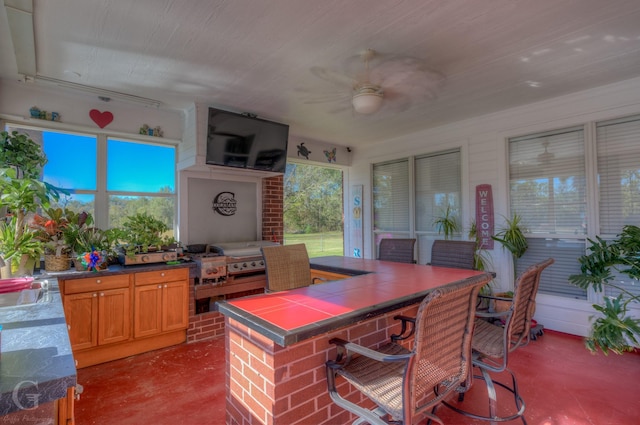 office area featuring sink, concrete floors, and ceiling fan