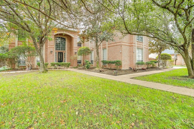 view of front of home featuring a front lawn