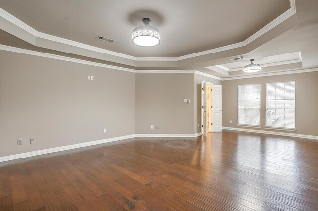 walk in closet featuring ceiling fan and wood-type flooring