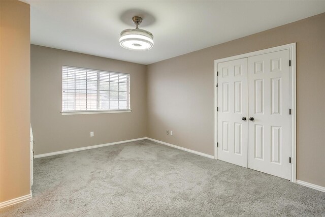 interior details with a tile shower