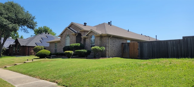 view of front of property featuring a front yard