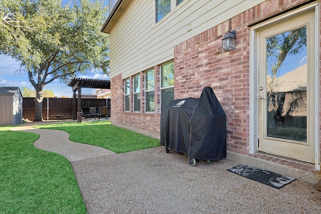 view of yard featuring a patio area, a pergola, and a storage shed