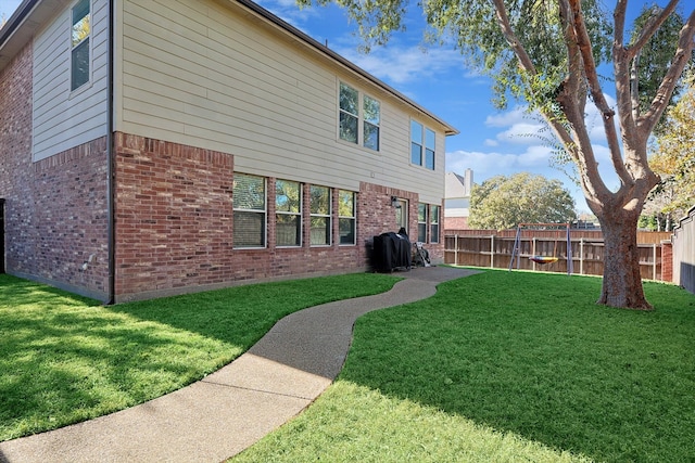 back of house featuring a lawn