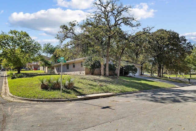 view of front facade featuring a garage and a front lawn