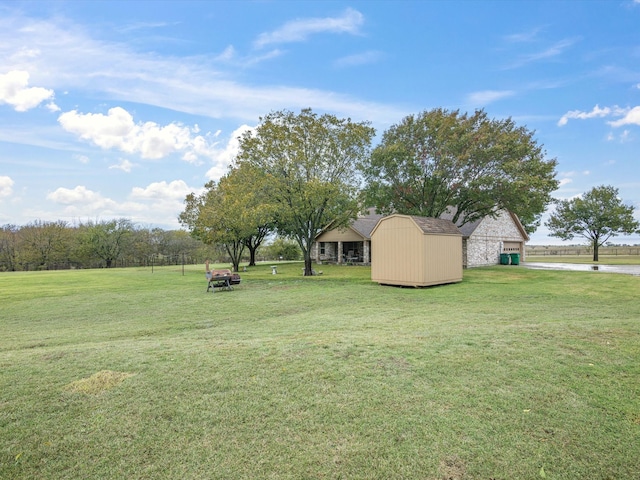 view of yard featuring a shed