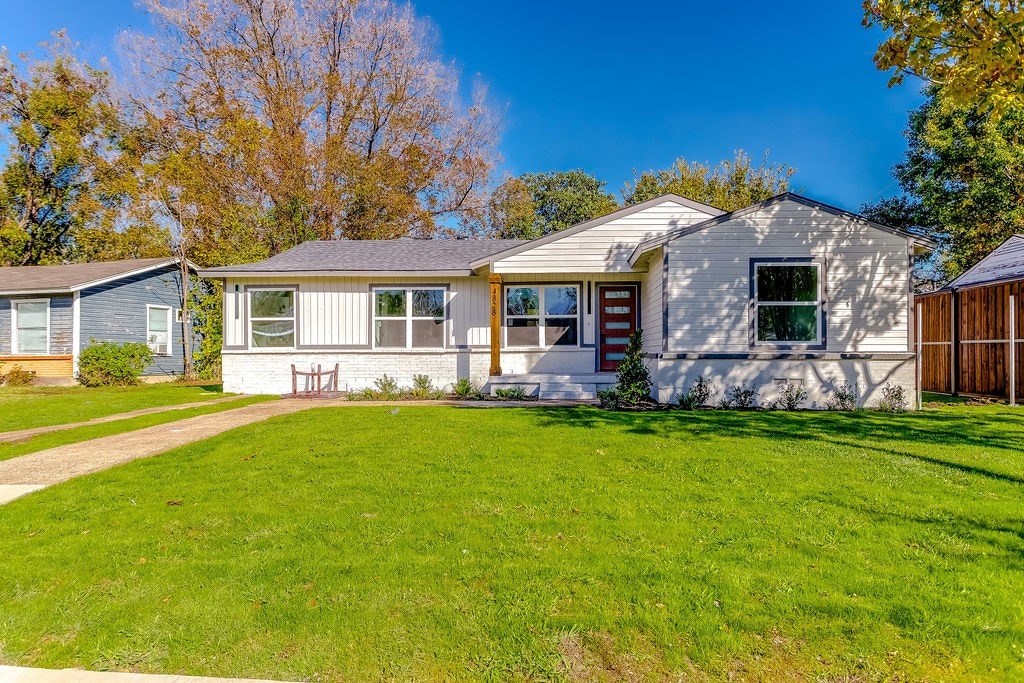 single story home featuring a front yard