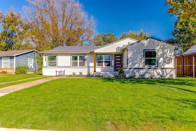 single story home featuring a front yard