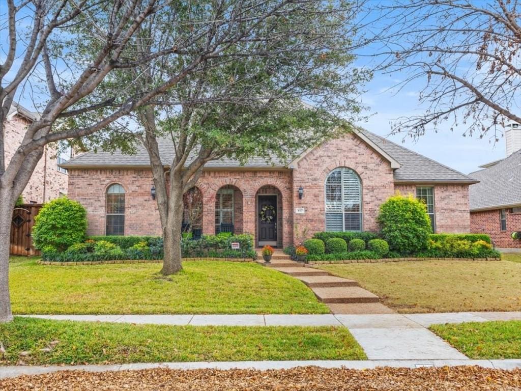 view of front of house with a front lawn