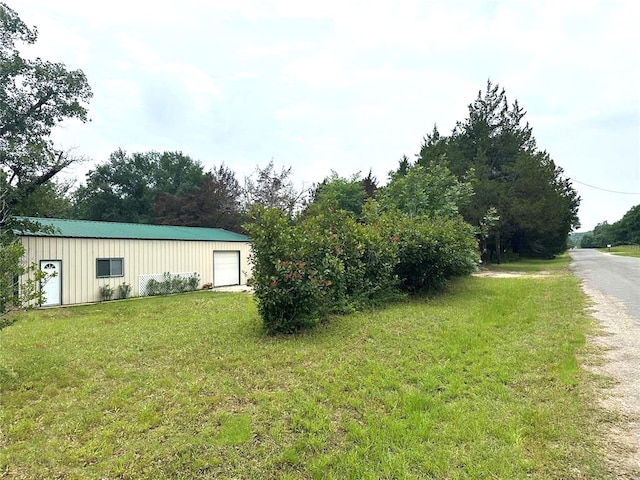 view of yard with a garage and an outdoor structure