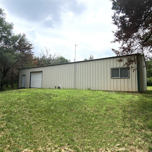 view of yard with an outdoor structure