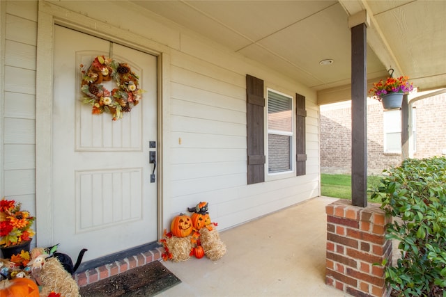 entrance to property featuring covered porch