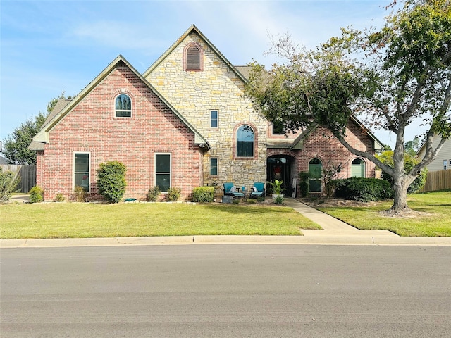 view of front of property featuring a front yard