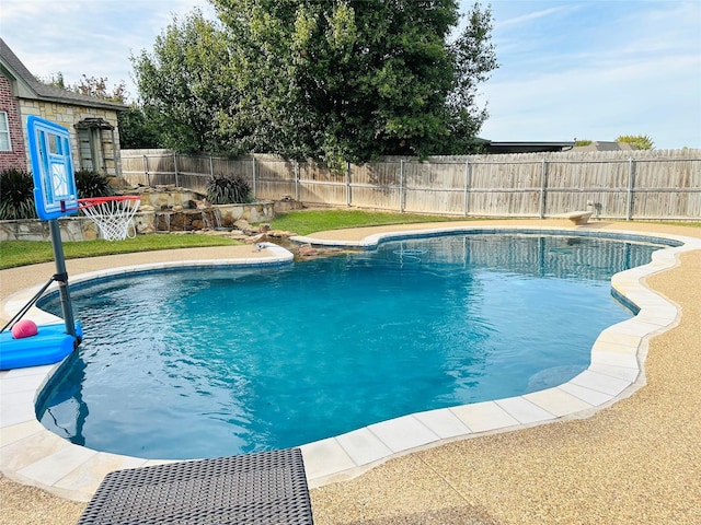 view of swimming pool