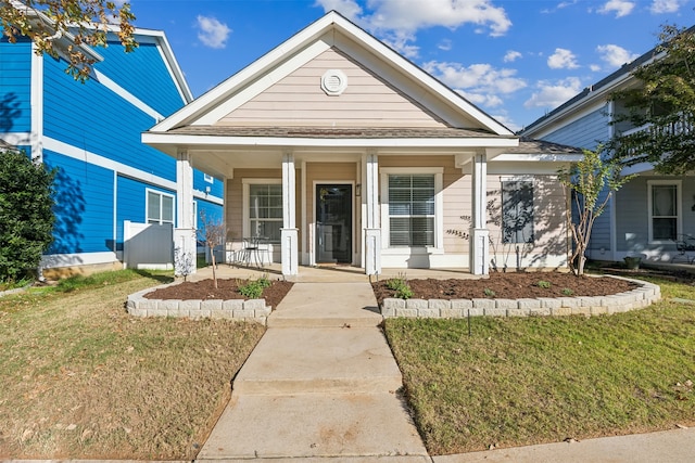 bungalow featuring a front lawn