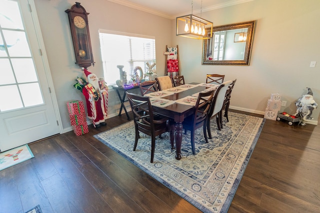 dining area featuring crown molding, dark hardwood / wood-style floors, and an inviting chandelier