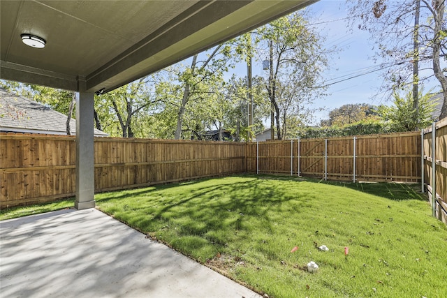 view of yard featuring a patio