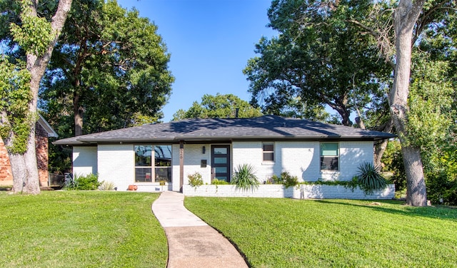 single story home featuring a front lawn