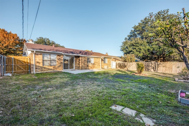 view of yard featuring a patio area