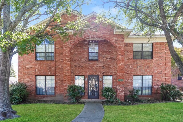 view of front facade with a front yard