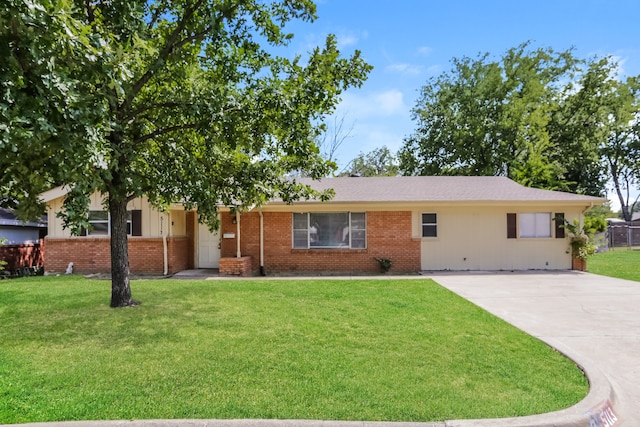 ranch-style home featuring a front lawn