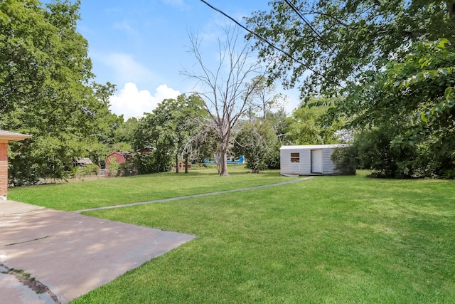 view of yard with a shed