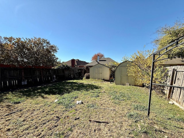 view of yard featuring a storage unit