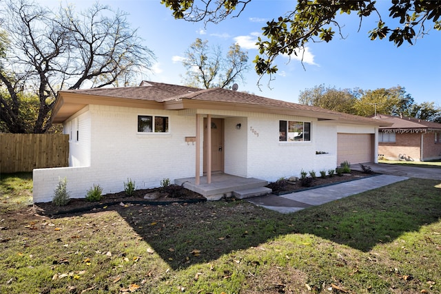 view of front of property featuring a front yard and a garage