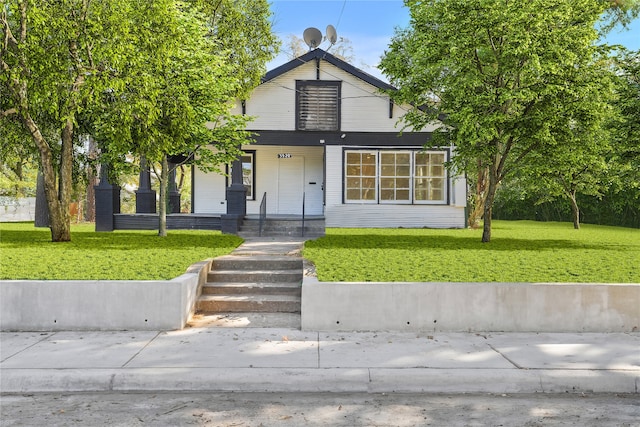 view of front of house featuring a front lawn