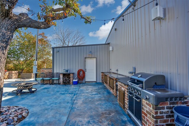 view of patio with an outdoor fire pit