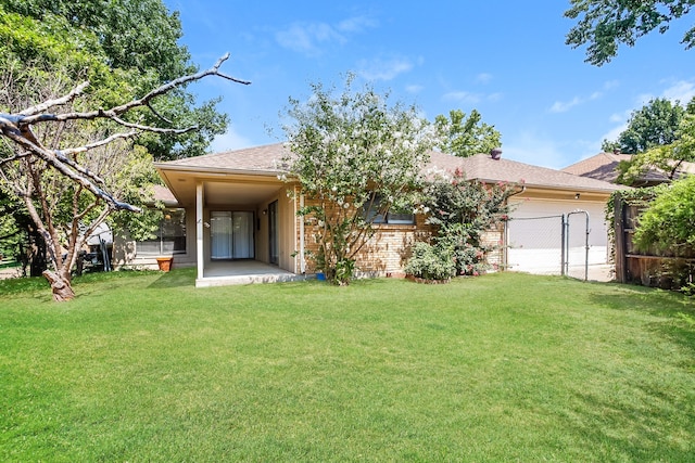 view of front of home featuring a front yard