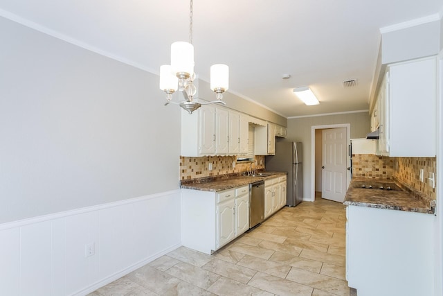 603 Lake Meadows Dr, Rockwall, TX 75087 - kitchen featuring stainless steel appliances, a chandelier, dark countertops, backsplash, and crown molding