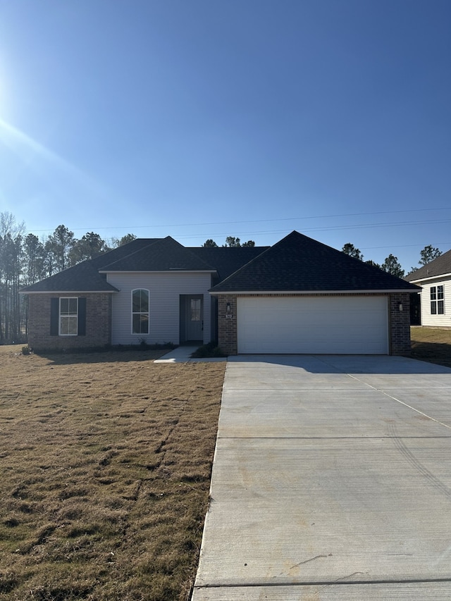 view of front facade featuring a front yard and a garage