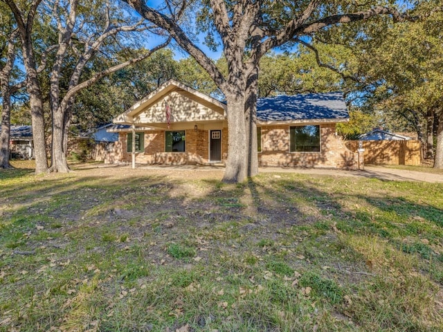 view of front facade featuring a front lawn