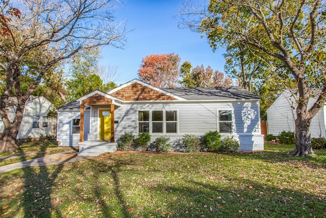 view of front of property featuring a front lawn