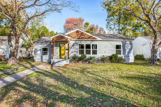 view of front of home featuring a front yard