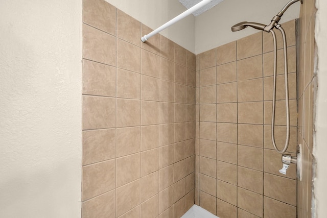 bathroom featuring a tile shower