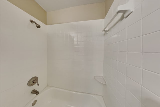 bathroom featuring tiled shower / bath