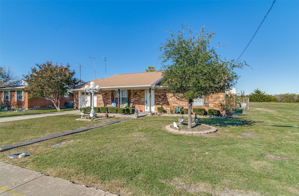 view of front facade with a front lawn