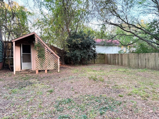 view of yard with a storage shed