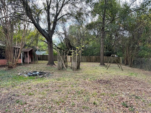 view of yard featuring a shed