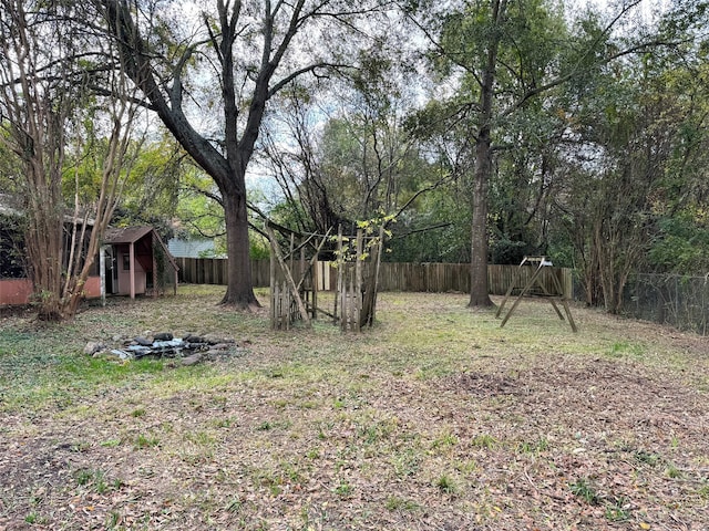 view of yard featuring a shed