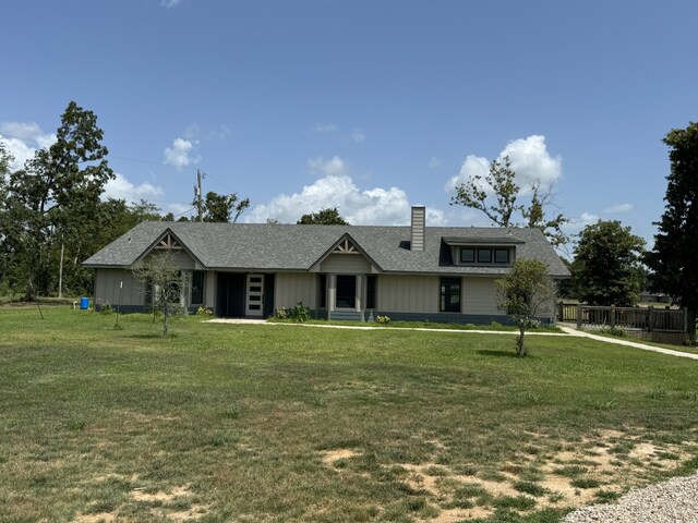 view of front of home featuring a front yard