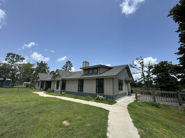 view of front of property featuring a front lawn