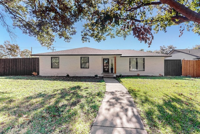 single story home with a front lawn