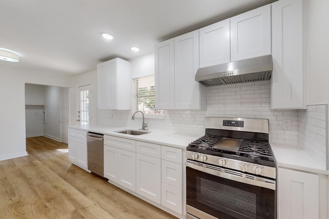 unfurnished room featuring light wood-type flooring and ceiling fan