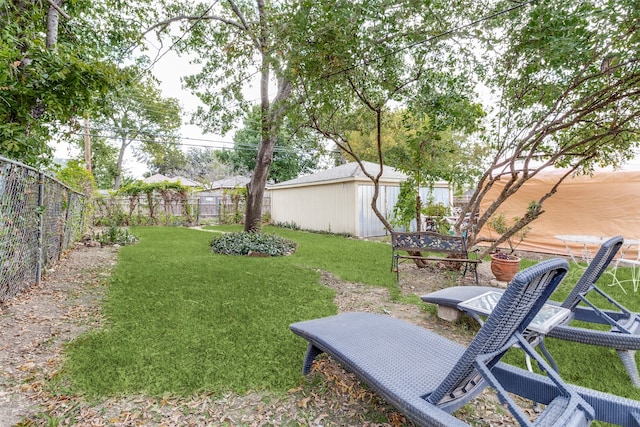 view of yard featuring a storage shed