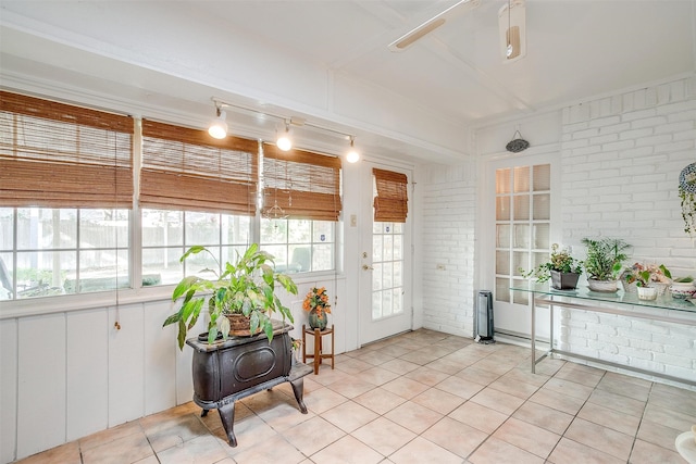 sunroom / solarium featuring ceiling fan