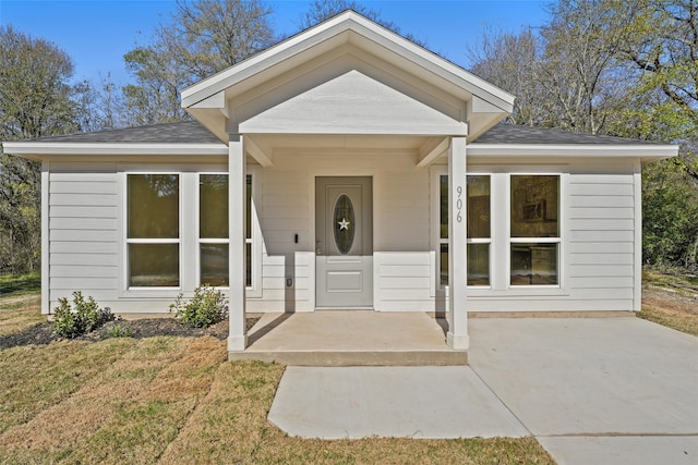 view of front of home with a front yard