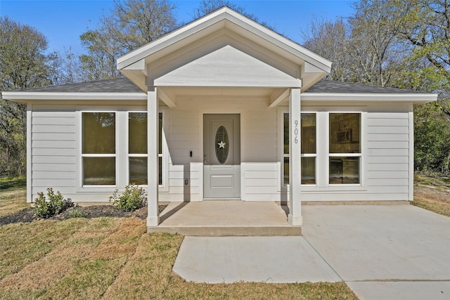906 Benton St, Bonham, TX 75418 - view of front of home featuring a shingled roof, a front yard, and a porch