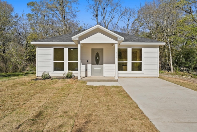 view of front of house with a front lawn